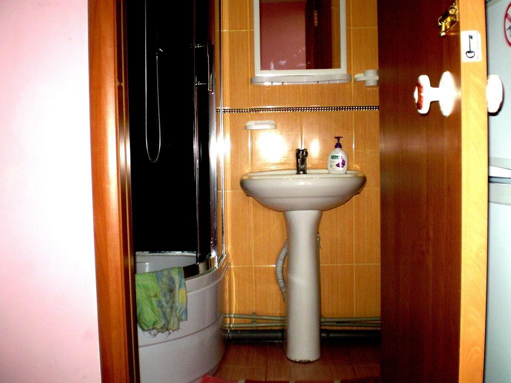 2 Комнаты 4 Дивана Чкалова-Садовая "Сити Центр" 2 Этаж Wi-Fi 2 Этажный Отдельный Дом Nikolayev Phòng bức ảnh